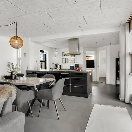 Renovated With Enclosed Terrace, Centrally Located In Vorupor Hébergement de vacances