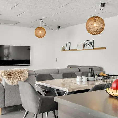 Hébergement de vacances Renovated With Enclosed Terrace, Centrally Located In Vorupor *