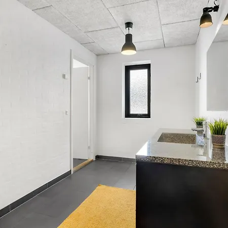 Hébergement de vacances Renovated With Enclosed Terrace, Centrally Located In Vorupor *