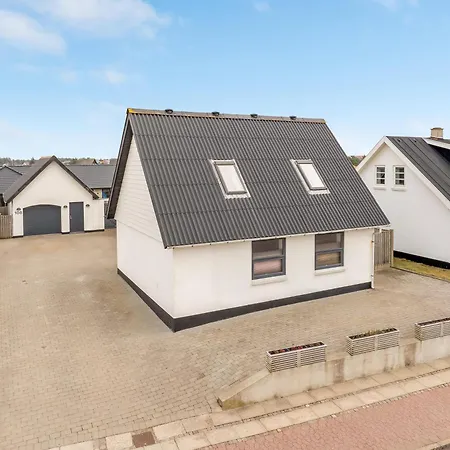 Renovated With Enclosed Terrace, Centrally Located In Vorupor Thisted